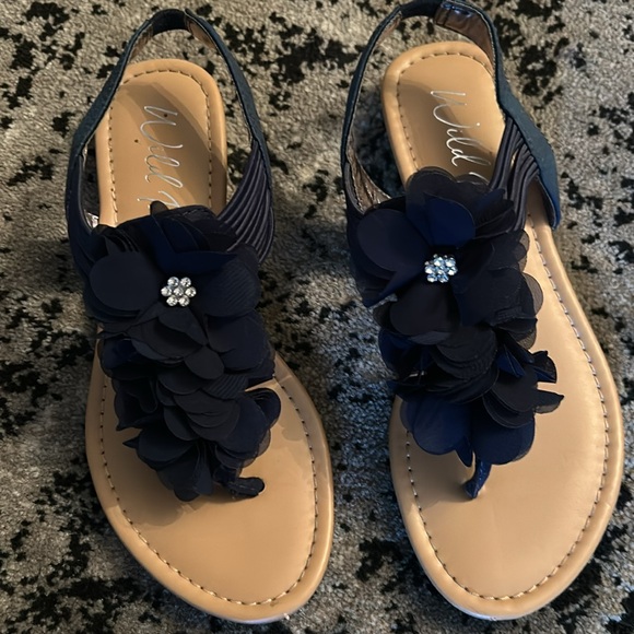Sandals summer style very pretty lightly worn smoke free home!! - Picture 2 of 2